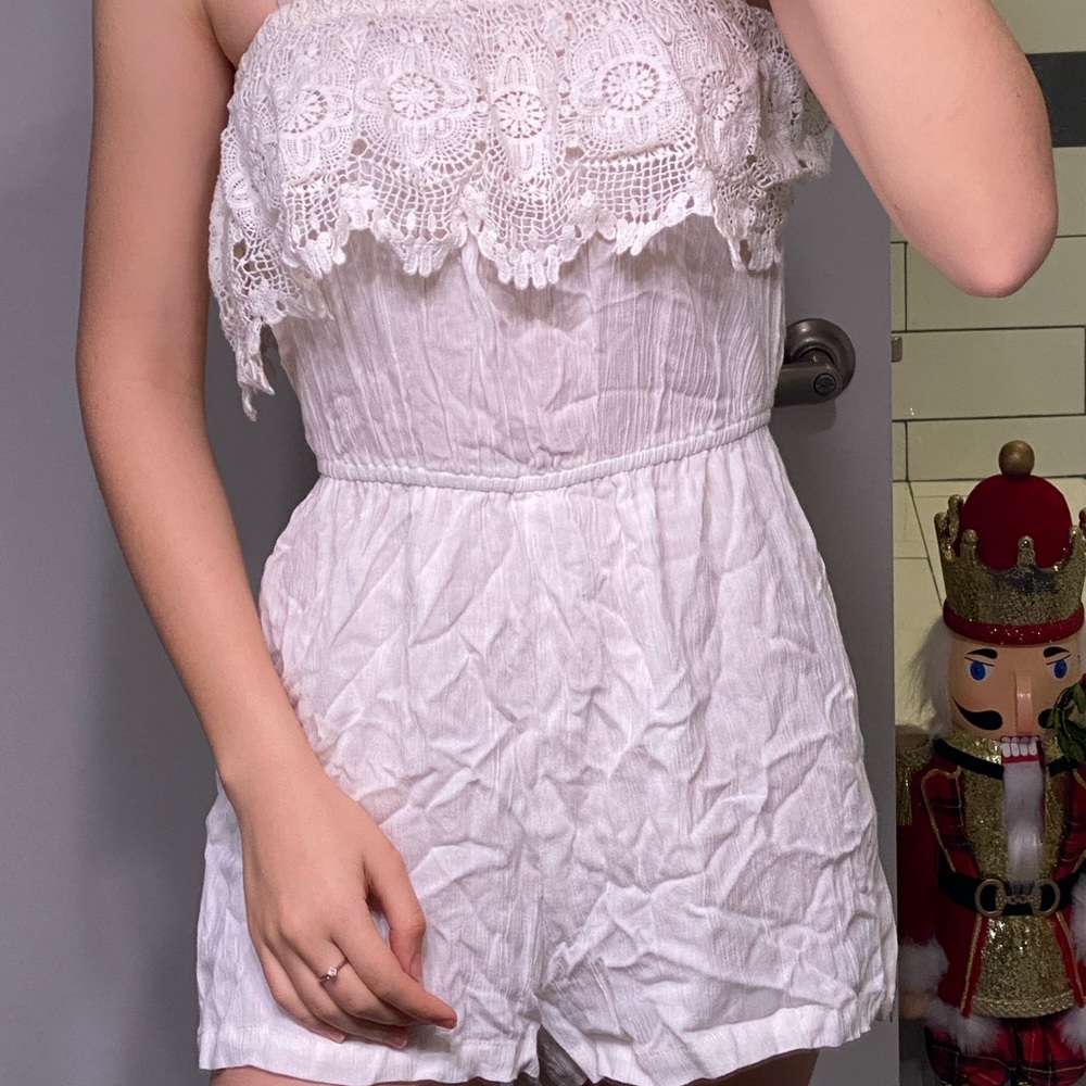 Sleeveless Romper with Lace Detailing